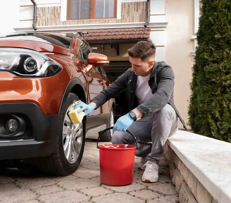 Lavage auto à domicile Gueux : professionnel intervenant sur un véhicule